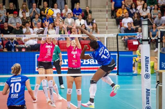 Krystal Rivers (Allianz MTV Stuttgart, 13) vs. Wiesbadener Block aus Nina Herelova (VC Wiesbaden, 12) und Tanja Grosser (VC Wiesbaden, 04) Allianz MTV Stuttgart - VC Wiesbaden, Volleyball, Bundesliga, Frauen, VBL, Saison 2023 24, Spiel 1, 06.10.2023, Stuttgart (SCHARRena), DEU Allianz MTV Stuttgart - VC Wiesbaden, Sport, Volleyball, Bundesliga, Frauen, VBL, Saison 2023 24, Spiel 1, 06.10.2023, Stuttgart (SCHARRena), DEU Stuttgart Copyright: xSandyxDinkelackerx EP_SDR
