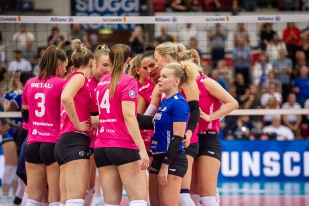 Rene Sain (VC Wiesbaden, 09) und Team - enttaeuscht nach knapper Niederlage gegen den MTV Stuttgart Allianz MTV Stuttgart - VC Wiesbaden, Volleyball, Bundesliga, Frauen, VBL, Saison 2023 24, Spiel 1, 06.10.2023, Stuttgart (SCHARRena), DEU Allianz MTV Stuttgart - VC Wiesbaden, Sport, Volleyball, Bundesliga, Frauen, VBL, Saison 2023 24, Spiel 1, 06.10.2023, Stuttgart (SCHARRena), DEU Stuttgart Copyright: xSandyxDinkelackerx EP_SDR