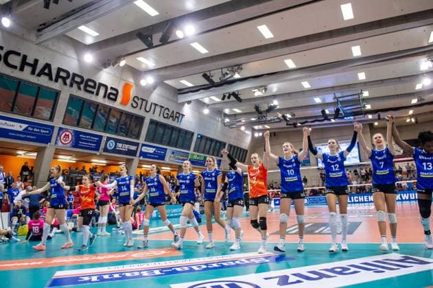 Freude beim MTV Stuttgart nach Sieg gegen den VC Wiesbaden Allianz MTV Stuttgart - VC Wiesbaden, Volleyball, Bundesliga, Frauen, VBL, Saison 2023 24, Spiel 1, 06.10.2023, Stuttgart (SCHARRena), DEU Allianz MTV Stuttgart - VC Wiesbaden, Sport, Volleyball, Bundesliga, Frauen, VBL, Saison 2023 24, Spiel 1, 06.10.2023, Stuttgart (SCHARRena), DEU Stuttgart Copyright: xSandyxDinkelackerx EP_SDR