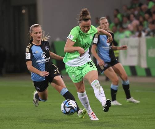 Marina Hegering (VfL Wolfsburg) setzt sich gegen n12 durch Fussball, Frauen, Saison 2023 2024, 1.Liga, Google Pixel Frauen-Bundesliga, VfL Wolfsburg gegen 1.FC Nuernberg, 1-0 DFL REGULATIONS PROHIBIT ANY USE OF PHOTOGRAPHS AS IMAGE SEQUENCES AND OR QUASI-VIDEO.
