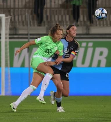 Fenna Kalma (VfL Wolfsburg), Lara Schmidt (1. FC Nuernberg) Fussball, Frauen, Saison 2023 2024, 1.Liga, Google Pixel Frauen-Bundesliga, VfL Wolfsburg gegen 1.FC Nuernberg, 1-0 DFL REGULATIONS PROHIBIT ANY USE OF PHOTOGRAPHS AS IMAGE SEQUENCES AND OR QUASI-VIDEO.