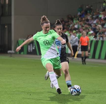 Marina Hegering (VfL Wolfsburg), Marina Scholz (1. FC Nuernberg) Fussball, Frauen, Saison 2023 2024, 1.Liga, Google Pixel Frauen-Bundesliga, VfL Wolfsburg gegen 1.FC Nuernberg, 1-0 DFL REGULATIONS PROHIBIT ANY USE OF PHOTOGRAPHS AS IMAGE SEQUENCES AND OR QUASI-VIDEO.