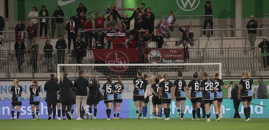 Nuernberger Fans feiern ihr Team Fussball, Frauen, Saison 2023 2024, 1.Liga, Google Pixel Frauen-Bundesliga, VfL Wolfsburg gegen 1.FC Nuernberg, 1-0 DFL REGULATIONS PROHIBIT ANY USE OF PHOTOGRAPHS AS IMAGE SEQUENCES AND OR QUASI-VIDEO.