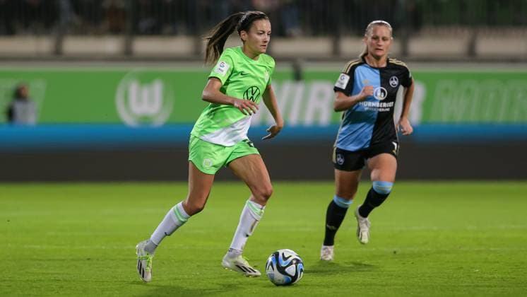 v.li.: Joelle Wedemeyer (VfL Wolfsburg, 24) am Ball, Einzelbild, Ganzkörper, Aktion, Action, Spielszene, DIE DFB-RICHTLINIEN UNTERSAGEN JEGLICHE NUTZUNG VON FOTOS ALS SEQUENZBILDER UND ODER VIDEOÄHNLICHE FOTOSTRECKEN. DFB REGULATIONS PROHIBIT ANY USE OF PHOTOGRAPHS AS IMAGE SEQUENCES AND OR QUASI-VIDEO., 06.10.2023, Wolfsburg (Deutschland), Fussball, Google Pixel Frauen-Bundesliga, VfL Wolfsburg - 1. FC Nürnberg