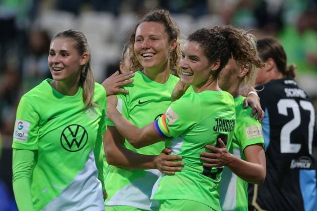 Sport Bilder des Tages v.li.: Jule Brand (VfL Wolfsburg, 29), Torschützin Fenna Kalma (VfL Wolfsburg, 19) und Dominique Janssen (VfL Wolfsburg, 6) mit Torjubel, Jubel, jubeln, jubelt, optimistisch, Spielszene, Highlight, Freude über das Tor zum 1:0, DIE DFB-RICHTLINIEN UNTERSAGEN JEGLICHE NUTZUNG VON FOTOS ALS SEQUENZBILDER UND ODER VIDEOÄHNLICHE FOTOSTRECKEN. DFB REGULATIONS PROHIBIT ANY USE OF PHOTOGRAPHS AS IMAGE SEQUENCES AND OR QUASI-VIDEO., 06.10.2023, Wolfsburg (Deutschland), Fussball, Google Pixel Frauen-Bundesliga, VfL Wolfsburg - 1. FC Nürnberg *** f l Jule Brand VfL Wolfsburg, 29 , goal scorer Fenna Kalma VfL Wolfsburg, 19 and Dominique Janssen VfL Wolfsburg, 6 with goal celebration, cheering, jubilation, optimistic, game scene, highlight, joy about the goal to 1 0, THE DFB DIRECTIVES PROHIBIT ANY USE OF PHOTOGRAPHS AS IMAGE SEQUENCES AND OR QUASI VIDEO , 06 10 2023, Wolfsburg Germany , Football , Google Pixel Womens Bundesliga , VfL Wolfsburg 1 FC Nürnberg xobx