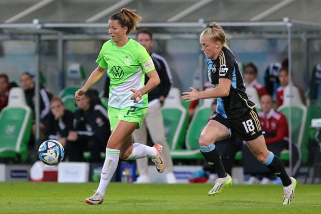 v.li.: Chantal Hagel (VfL Wolfsburg, 7) und Franziska Mai (1. FC Nürnberg, 18) im Zweikampf, Duell, Dynamik, Aktion, Action, Spielszene, DIE DFB-RICHTLINIEN UNTERSAGEN JEGLICHE NUTZUNG VON FOTOS ALS SEQUENZBILDER UND ODER VIDEOÄHNLICHE FOTOSTRECKEN. DFB REGULATIONS PROHIBIT ANY USE OF PHOTOGRAPHS AS IMAGE SEQUENCES AND OR QUASI-VIDEO., 06.10.2023, Wolfsburg (Deutschland), Fussball, Google Pixel Frauen-Bundesliga, VfL Wolfsburg - 1. FC Nürnberg