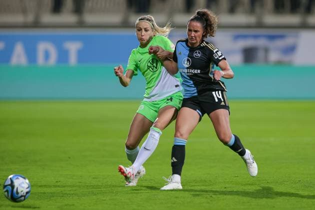 v.li.: Kathrin Hendrich (Kathy, VfL Wolfsburg, 4) und Elena Mühlemann (1. FC Nürnberg, 14) im Zweikampf, Duell, Dynamik, Aktion, Action, Spielszene, DIE DFB-RICHTLINIEN UNTERSAGEN JEGLICHE NUTZUNG VON FOTOS ALS SEQUENZBILDER UND ODER VIDEOÄHNLICHE FOTOSTRECKEN. DFB REGULATIONS PROHIBIT ANY USE OF PHOTOGRAPHS AS IMAGE SEQUENCES AND OR QUASI-VIDEO., 06.10.2023, Wolfsburg (Deutschland), Fussball, Google Pixel Frauen-Bundesliga, VfL Wolfsburg - 1. FC Nürnberg