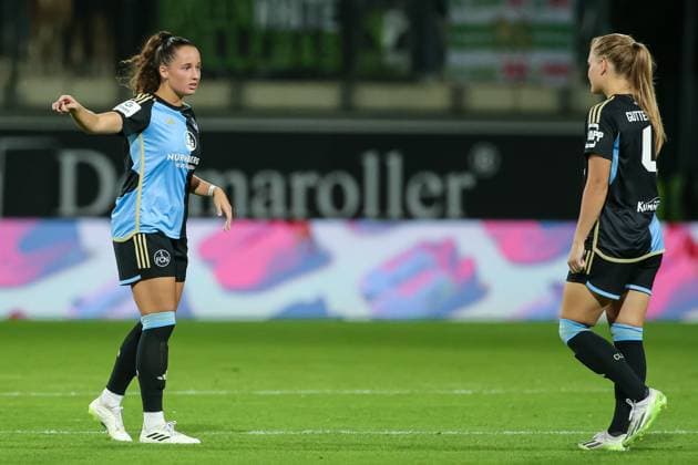 v.li.: Elena Mühlemann (1. FC Nürnberg, 14) im Gespräch mit Luisa Guttenberger (1. FC Nürnberg, 4), gibt Anweisungen, gestikuliert, mit den Armen gestikulieren, DIE DFB-RICHTLINIEN UNTERSAGEN JEGLICHE NUTZUNG VON FOTOS ALS SEQUENZBILDER UND ODER VIDEOÄHNLICHE FOTOSTRECKEN. DFB REGULATIONS PROHIBIT ANY USE OF PHOTOGRAPHS AS IMAGE SEQUENCES AND OR QUASI-VIDEO., 06.10.2023, Wolfsburg (Deutschland), Fussball, Google Pixel Frauen-Bundesliga, VfL Wolfsburg - 1. FC Nürnberg
