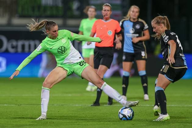 v.li.: Jule Brand (VfL Wolfsburg, 29) und Luisa Guttenberger (1. FC Nürnberg, 4) im Zweikampf, Duell, Dynamik, Aktion, Action, Spielszene, DIE DFB-RICHTLINIEN UNTERSAGEN JEGLICHE NUTZUNG VON FOTOS ALS SEQUENZBILDER UND ODER VIDEOÄHNLICHE FOTOSTRECKEN. DFB REGULATIONS PROHIBIT ANY USE OF PHOTOGRAPHS AS IMAGE SEQUENCES AND OR QUASI-VIDEO., 06.10.2023, Wolfsburg (Deutschland), Fussball, Google Pixel Frauen-Bundesliga, VfL Wolfsburg - 1. FC Nürnberg