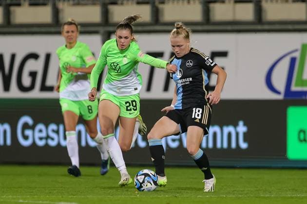 v.li.: Jule Brand (VfL Wolfsburg, 29) und Franziska Mai (1. FC Nürnberg, 18) im Zweikampf, Duell, Dynamik, Aktion, Action, Spielszene, DIE DFB-RICHTLINIEN UNTERSAGEN JEGLICHE NUTZUNG VON FOTOS ALS SEQUENZBILDER UND ODER VIDEOÄHNLICHE FOTOSTRECKEN. DFB REGULATIONS PROHIBIT ANY USE OF PHOTOGRAPHS AS IMAGE SEQUENCES AND OR QUASI-VIDEO., 06.10.2023, Wolfsburg (Deutschland), Fussball, Google Pixel Frauen-Bundesliga, VfL Wolfsburg - 1. FC Nürnberg