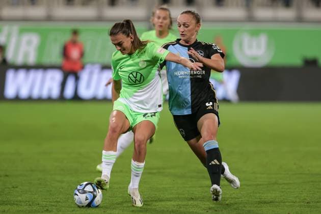 v.li.: Riola Xhemaili (VfL Wolfsburg 27) und Alina Mailbeck (1. FC Nürnberg, 5) im Zweikampf, Duell, Dynamik, Aktion, Action, Spielszene, DIE DFB-RICHTLINIEN UNTERSAGEN JEGLICHE NUTZUNG VON FOTOS ALS SEQUENZBILDER UND ODER VIDEOÄHNLICHE FOTOSTRECKEN. DFB REGULATIONS PROHIBIT ANY USE OF PHOTOGRAPHS AS IMAGE SEQUENCES AND OR QUASI-VIDEO., 06.10.2023, Wolfsburg (Deutschland), Fussball, Google Pixel Frauen-Bundesliga, VfL Wolfsburg - 1. FC Nürnberg