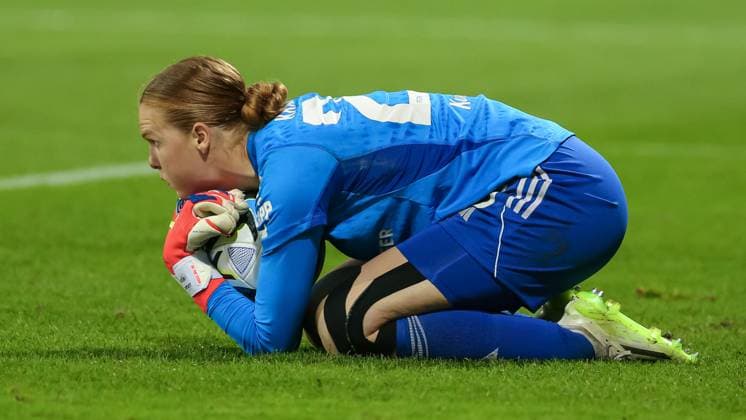 v.li.: Kristin Krammer (Torhüterin, Torwart, 1. FC Nürnberg, 25) hält den Ball fest, Freisteller, Einzelbild, Ganzkörper, Aktion, Action, Spielszene, DIE DFB-RICHTLINIEN UNTERSAGEN JEGLICHE NUTZUNG VON FOTOS ALS SEQUENZBILDER UND ODER VIDEOÄHNLICHE FOTOSTRECKEN. DFB REGULATIONS PROHIBIT ANY USE OF PHOTOGRAPHS AS IMAGE SEQUENCES AND OR QUASI-VIDEO., 06.10.2023, Wolfsburg (Deutschland), Fussball, Google Pixel Frauen-Bundesliga, VfL Wolfsburg - 1. FC Nürnberg