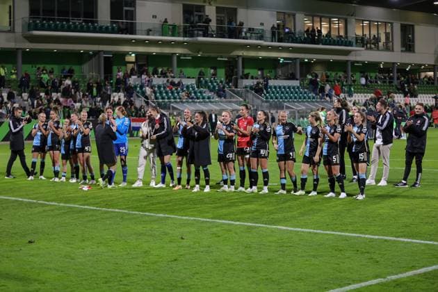 v.li.: Spielerinnen vom 1. FC Nürnberg bedanken sich bei den Fans, Zuschauern für die Unterstützung, DIE DFB-RICHTLINIEN UNTERSAGEN JEGLICHE NUTZUNG VON FOTOS ALS SEQUENZBILDER UND ODER VIDEOÄHNLICHE FOTOSTRECKEN. DFB REGULATIONS PROHIBIT ANY USE OF PHOTOGRAPHS AS IMAGE SEQUENCES AND OR QUASI-VIDEO., 06.10.2023, Wolfsburg (Deutschland), Fussball, Google Pixel Frauen-Bundesliga, VfL Wolfsburg - 1. FC Nürnberg
