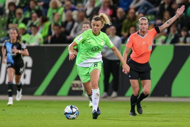 v.li.: Lena Lattwein (VfL Wolfsburg, 8) am Ball, Einzelbild, Ganzkörper, Aktion, Action, Spielszene, DIE DFB-RICHTLINIEN UNTERSAGEN JEGLICHE NUTZUNG VON FOTOS ALS SEQUENZBILDER UND ODER VIDEOÄHNLICHE FOTOSTRECKEN. DFB REGULATIONS PROHIBIT ANY USE OF PHOTOGRAPHS AS IMAGE SEQUENCES AND OR QUASI-VIDEO., 06.10.2023, Wolfsburg (Deutschland), Fussball, Google Pixel Frauen-Bundesliga, VfL Wolfsburg - 1. FC Nürnberg