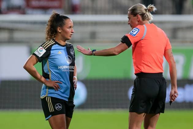 v.li.: Nuria Rabano Blanco (VfL Wolfsburg, 14) wird von Schiedsrichterin Anna-Lena Heidenreich ermahnt, DIE DFB-RICHTLINIEN UNTERSAGEN JEGLICHE NUTZUNG VON FOTOS ALS SEQUENZBILDER UND ODER VIDEOÄHNLICHE FOTOSTRECKEN. DFB REGULATIONS PROHIBIT ANY USE OF PHOTOGRAPHS AS IMAGE SEQUENCES AND OR QUASI-VIDEO., 06.10.2023, Wolfsburg (Deutschland), Fussball, Google Pixel Frauen-Bundesliga, VfL Wolfsburg - 1. FC Nürnberg