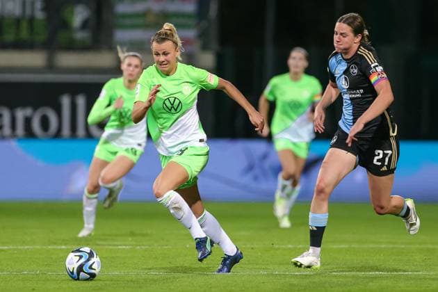 v.li.: Lena Lattwein (VfL Wolfsburg, 8) und Lara Schmidt (1. FC Nürnberg, 27) im Laufduell, Zweikampf, Duell, Dynamik, Aktion, Action, Spielszene, DIE DFB-RICHTLINIEN UNTERSAGEN JEGLICHE NUTZUNG VON FOTOS ALS SEQUENZBILDER UND ODER VIDEOÄHNLICHE FOTOSTRECKEN. DFB REGULATIONS PROHIBIT ANY USE OF PHOTOGRAPHS AS IMAGE SEQUENCES AND OR QUASI-VIDEO., 06.10.2023, Wolfsburg (Deutschland), Fussball, Google Pixel Frauen-Bundesliga, VfL Wolfsburg - 1. FC Nürnberg