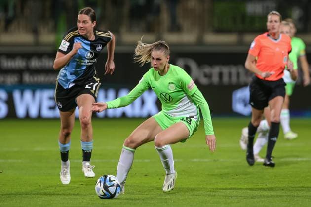 v.li.: Jule Brand (VfL Wolfsburg, 29) am Ball, Einzelbild, Ganzkörper, Aktion, Action, Spielszene, DIE DFB-RICHTLINIEN UNTERSAGEN JEGLICHE NUTZUNG VON FOTOS ALS SEQUENZBILDER UND ODER VIDEOÄHNLICHE FOTOSTRECKEN. DFB REGULATIONS PROHIBIT ANY USE OF PHOTOGRAPHS AS IMAGE SEQUENCES AND OR QUASI-VIDEO., 06.10.2023, Wolfsburg (Deutschland), Fussball, Google Pixel Frauen-Bundesliga, VfL Wolfsburg - 1. FC Nürnberg