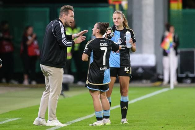 v.li.: Thomas Osstendorp (Trainer, 1. FC Nürnberg) im Gespräch mit Marina Scholz (1. FC Nürnberg, 7) und Amelie Thöle (1. FC Nürnberg, 12), DIE DFB-RICHTLINIEN UNTERSAGEN JEGLICHE NUTZUNG VON FOTOS ALS SEQUENZBILDER UND ODER VIDEOÄHNLICHE FOTOSTRECKEN. DFB REGULATIONS PROHIBIT ANY USE OF PHOTOGRAPHS AS IMAGE SEQUENCES AND OR QUASI-VIDEO., 06.10.2023, Wolfsburg (Deutschland), Fussball, Google Pixel Frauen-Bundesliga, VfL Wolfsburg - 1. FC Nürnberg