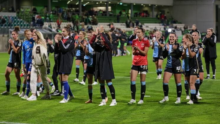 v.li.: Spielerinnen vom 1. FC Nürnberg bedanken sich bei den Fans, Zuschauern für die Unterstützung, DIE DFB-RICHTLINIEN UNTERSAGEN JEGLICHE NUTZUNG VON FOTOS ALS SEQUENZBILDER UND ODER VIDEOÄHNLICHE FOTOSTRECKEN. DFB REGULATIONS PROHIBIT ANY USE OF PHOTOGRAPHS AS IMAGE SEQUENCES AND OR QUASI-VIDEO., 06.10.2023, Wolfsburg (Deutschland), Fussball, Google Pixel Frauen-Bundesliga, VfL Wolfsburg - 1. FC Nürnberg