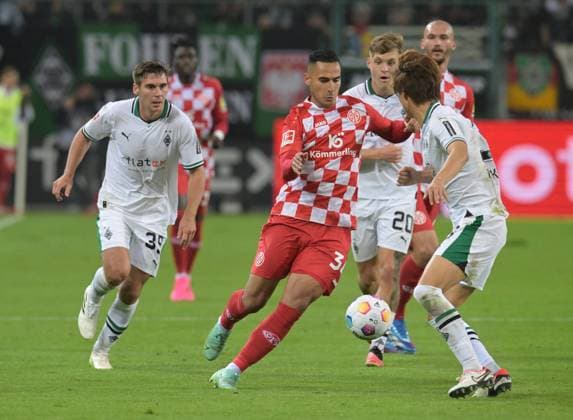 06.10.2023, xsyx, Fussball 1.Bundesliga, Borussia Moenchengladbach - FSV Mainz 05 emspor, v.l. Maximilian Wöber (Borussia Mönchengladbach), Anwar El Ghazi (FSV Mainz 05), Luca Netz (Borussia Mönchengladbach), Ko Itakura (Borussia Mönchengladbach) (DFL DFB REGULATIONS PROHIBIT ANY USE OF PHOTOGRAPHS as IMAGE SEQUENCES and or QUASI-VIDEO) Moenchengladbach