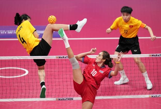 Bilder des Jahres 2023, Sport 10 Oktober Sport Themen der Woche KW40 Sport Bilder des Tages (231007) -- JINHUA, Oct. 7, 2023 -- Tran Thi Ngoc Yen (L) of Vietnam blocks the net against Somruedee Pruepruk of Thailand during the Women s Regu Gold Medal Match of Sepaktakraw between Thailand and Vietnam at the 19th Asian Games in Jinhua, east China s Zhejiang Province, Oct. 7, 2023. ) (SP)CHINA-JINHUA-ASIAN GAMES-SEPAKTAKRAW (CN) ChenxZhonghao 