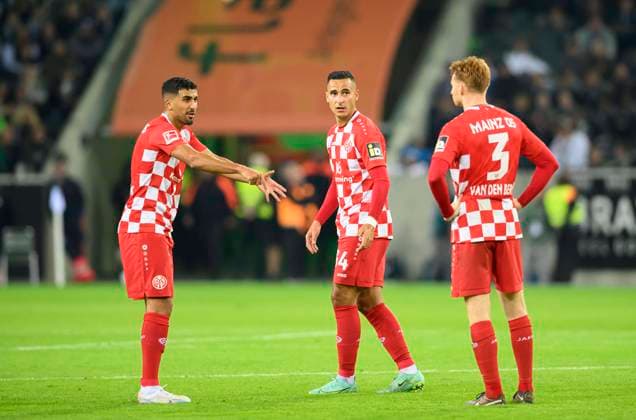 v.l. Aymen BARKOK (MZ), Anwar EL GHAZI (MZ), Sepp VAN DEN BERG (MZ) Gespraech, Diskussion, Fussball 1. Bundesliga, 7.Spieltag, Borussia Moenchengladbach (MG) - 1. FSV Mainz 05 (MZ) 2:2, am 06.10.2023 in Moenchengladbach Deutschland. DFL regulations prohibit any use of photographs as image sequences and or quasi-video Â