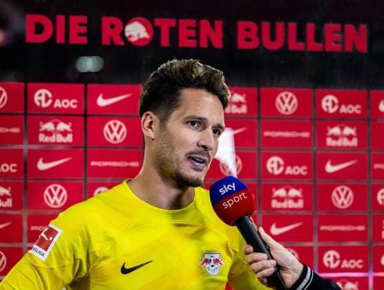 Leipzigs Janis Blaswich gibt ein Interview nach dem Spiel. Fussball 1. Bundesliga, 6. Spieltag: RB Leipzig - FC Bayern Muenchen. 30. September 2023: Leipzig, Red Bull Arena. RB Leipzig - FC Bayern Muenchen