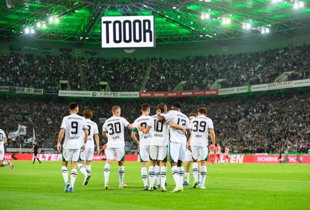 Feature, Jubel MG um Florian NEUHAUS (MG) nach seinem tor zum 1:0, im Borussia-Park, Fussball 1. Bundesliga, 7.Spieltag, Borussia Moenchengladbach (MG) - 1. FSV Mainz 05 (MZ) 2:2, am 06.10.2023 in Moenchengladbach Deutschland. DFL regulations prohibit any use of photographs as image sequences and or quasi-video Â