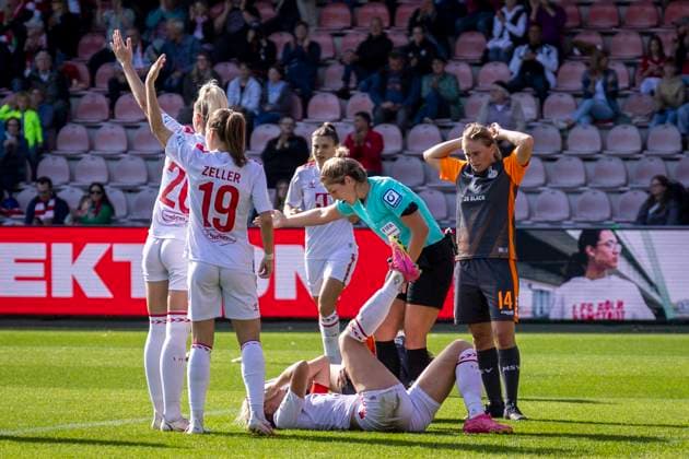 GOOGLE PIXEL Frauen-Bundesliga: 1. FC Köln - MSV Duisburg Sharon Beck (1. FC Koeln, Nr. 10) verletzt nach ihrem Tor zum 1:0; GOOGLE PIXEL Frauen-Bundesliga: 1. FC Köln - MSV Duisburg, 3. Spieltag, am 07.10.2023 im Franz-Kremer-Stadion in Koeln. DFL REGULATIONS PROHIBIT ANY USE OF PHOTOGRAPHS AS IMAGE SEQUENCES AND OR QUASI-VIDEO. Copyright: xBEAUTIFULxSPORTS LeahxKohringx