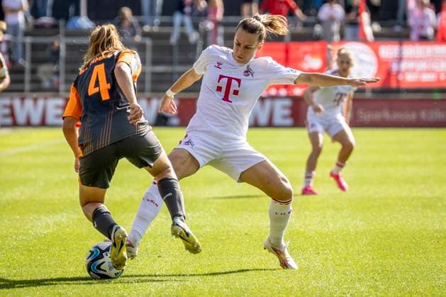 GOOGLE PIXEL Frauen-Bundesliga: 1. FC Köln - MSV Duisburg Im Zweikampf Kara Bathmann (MSV Duisburg, Nr. 4) und Dora Zeller (1. FC Koeln, Nr. 19); GOOGLE PIXEL Frauen-Bundesliga: 1. FC Köln - MSV Duisburg, 3. Spieltag, am 07.10.2023 im Franz-Kremer-Stadion in Koeln. DFL REGULATIONS PROHIBIT ANY USE OF PHOTOGRAPHS AS IMAGE SEQUENCES AND OR QUASI-VIDEO. Copyright: xBEAUTIFULxSPORTS LeahxKohringx