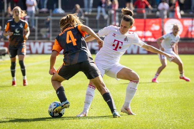 GOOGLE PIXEL Frauen-Bundesliga: 1. FC Köln - MSV Duisburg Im Zweikampf Kara Bathmann (MSV Duisburg, Nr. 4) und Dora Zeller (1. FC Koeln, Nr. 19); GOOGLE PIXEL Frauen-Bundesliga: 1. FC Köln - MSV Duisburg, 3. Spieltag, am 07.10.2023 im Franz-Kremer-Stadion in Koeln. DFL REGULATIONS PROHIBIT ANY USE OF PHOTOGRAPHS AS IMAGE SEQUENCES AND OR QUASI-VIDEO. Copyright: xBEAUTIFULxSPORTS LeahxKohringx
