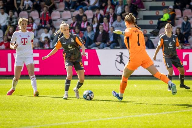 GOOGLE PIXEL Frauen-Bundesliga: 1. FC Köln - MSV Duisburg Sharon Beck (1. FC Koeln, Nr. 10), Paula Flach (MSV Duisburg, Nr. 5) und Ena Mahmutovic (MSV Duisburg, Nr. 1); GOOGLE PIXEL Frauen-Bundesliga: 1. FC Köln - MSV Duisburg, 3. Spieltag, am 07.10.2023 im Franz-Kremer-Stadion in Koeln. DFL REGULATIONS PROHIBIT ANY USE OF PHOTOGRAPHS AS IMAGE SEQUENCES AND OR QUASI-VIDEO. Copyright: xBEAUTIFULxSPORTS LeahxKohringx
