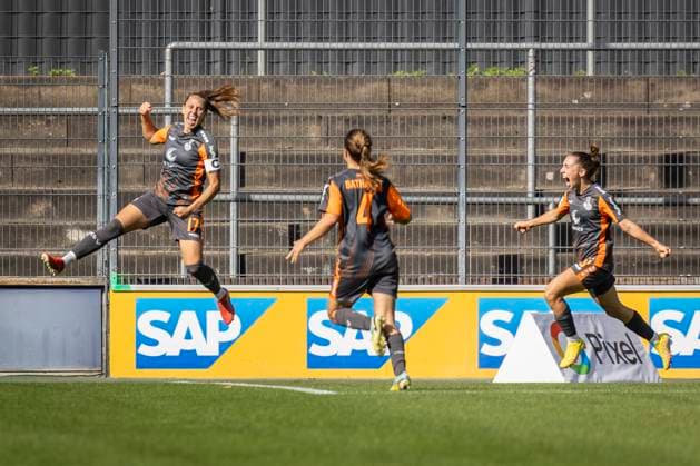 Sport Bilder des Tages GOOGLE PIXEL Frauen-Bundesliga: 1. FC Köln - MSV Duisburg Freude bei Yvonne Zielinski (MSV Duisburg, Nr. 17) und ihren Mannschaftskolleginnen; GOOGLE PIXEL Frauen-Bundesliga: 1. FC Köln - MSV Duisburg, 3. Spieltag, am 07.10.2023 im Franz-Kremer-Stadion in Koeln. DFL REGULATIONS PROHIBIT ANY USE OF PHOTOGRAPHS AS IMAGE SEQUENCES AND OR QUASI-VIDEO. Copyright: xBEAUTIFULxSPORTS LeahxKohringx