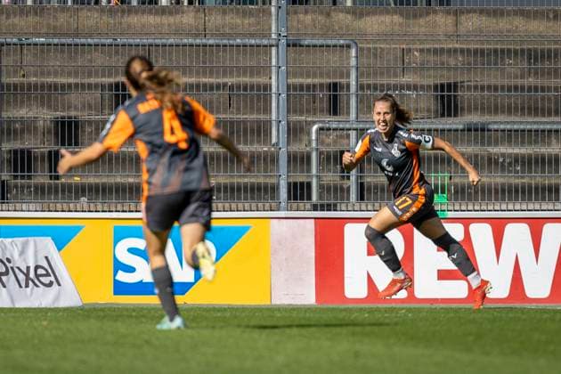 GOOGLE PIXEL Frauen-Bundesliga: 1. FC Köln - MSV Duisburg Freude bei Kara Bathmann (MSV Duisburg, Nr. 4) und Yvonne Zielinski (MSV Duisburg, Nr. 17); GOOGLE PIXEL Frauen-Bundesliga: 1. FC Köln - MSV Duisburg, 3. Spieltag, am 07.10.2023 im Franz-Kremer-Stadion in Koeln. DFL REGULATIONS PROHIBIT ANY USE OF PHOTOGRAPHS AS IMAGE SEQUENCES AND OR QUASI-VIDEO. Copyright: xBEAUTIFULxSPORTS LeahxKohringx