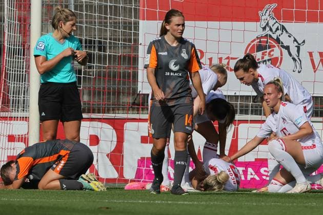 1.FC Köln vs. MSV Duisburg, Fussball Frauen, 1. Bundesliga, nach demTor zum 1:0 durch Sharon Beck (1. FC Köln), Beck musste verletzt behandelt werden, Bild: , 07.10.2023