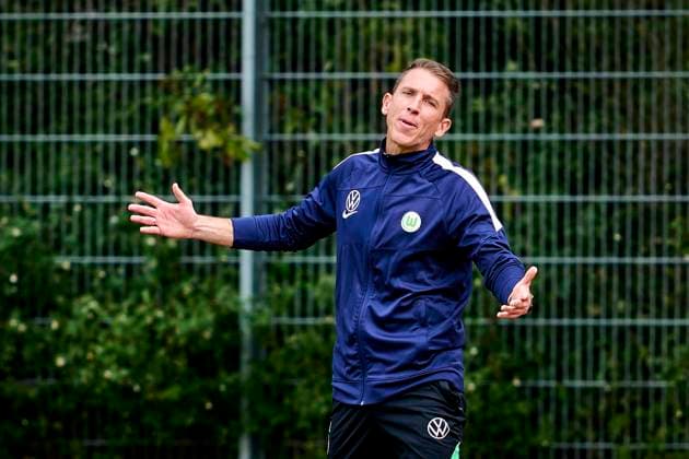 Daniel Bauer (Trainer, VfL Wolfsburg U19 ) deutet - zeigt - Geste - Gestikuliert - Mit Arm - Armen - Emotion 07.10.2023 - Fussball Jugendfussball Junioren U19 - Saison 2023 2024 - DFB-Pokal - Achtelfinal - SpVgg Greuther Fürth - VfL Wolfsburg peko - xpexkox -