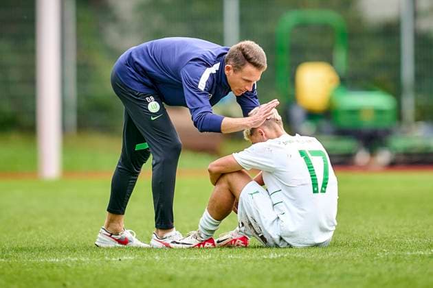 Adem Imeri (17, SpVgg Greuther Fürth ) Enttäuschung - Enttäuscht - Unglücklich - Niedergeschlagen - nach Spielende ??? Daniel Bauer (Trainer, VfL Wolfsburg U19 ) 07.10.2023 - Fussball Jugendfussball Junioren U19 - Saison 2023 2024 - DFB-Pokal - Achtelfinal - SpVgg Greuther Fürth - VfL Wolfsburg peko - xpexkox -