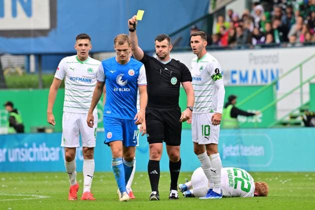 Sport Themen der Woche KW40 Sport Bilder des Tages 07.10.2023 - Fussball - Saison 2023 2024 - 2. Fussball - Bundesliga - 09. Spieltag: SpVgg Greuther Fürth ( Kleeblatt ) - FC Hansa Rostock - Sportfoto Zink - xwoxzix - DFL regulations prohibit any use of photographs as image sequences and or quasi-video - only for editorial use - Alexander Sather (Schiedsrichter) zeigt Svante Ingelsson (14, FC Hansa Rostock FCH ) gelbe Karte Gelb *** 07 10 2023 football season 2023 2024 2 football Bundesliga 09 matchday SpVgg Greuther Fürth Kleeblatt FC Hansa Rostock Sportfoto Zink xwoxzix DFL regulations prohibit any use of photographs as image sequences and or quasi video only for editorial use Alexander Sather referee shows Svante Ingelsson 14, FC Hansa Rostock FCH yellow card Yellow