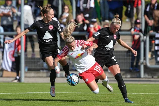Sport Themen der Woche KW40 Sport Bilder des Tages v.li.: Sophia Kleinherne (Eintracht Frankfurt, 4), Jenny Hipp (RB Leipzig, 19) und Pia-Sophie Wolter (Eintracht Frankfurt, 17) im Zweikampf, Duell, Dynamik, Aktion, Action, Spielszene, DIE DFB-RICHTLINIEN UNTERSAGEN JEGLICHE NUTZUNG VON FOTOS ALS SEQUENZBILDER UND ODER VIDEOÄHNLICHE FOTOSTRECKEN. DFB REGULATIONS PROHIBIT ANY USE OF PHOTOGRAPHS AS IMAGE SEQUENCES AND OR QUASI-VIDEO., 07.10.2023, Frankfurt am Main (Deutschland), Fussball, Google Pixel Frauen-Bundesliga, Eintracht Frankfurt - RB Leipzig *** f l Sophia Kleinherne Eintracht Frankfurt, 4 , Jenny Hipp RB Leipzig, 19 and Pia Sophie Wolter Eintracht Frankfurt, 17 in duel, duel, dynamic, action, game scene, THE DFB DIRECTIVES PROHIBIT ANY USE OF PHOTOGRAPHS AS IMAGE SEQUENCES AND OR QUASI VIDEO , 07 10 2023, Frankfurt am Main Germany , Football , Google Pixel Womens Bundesliga , Eintracht Frankfurt RB Leipzig xobx