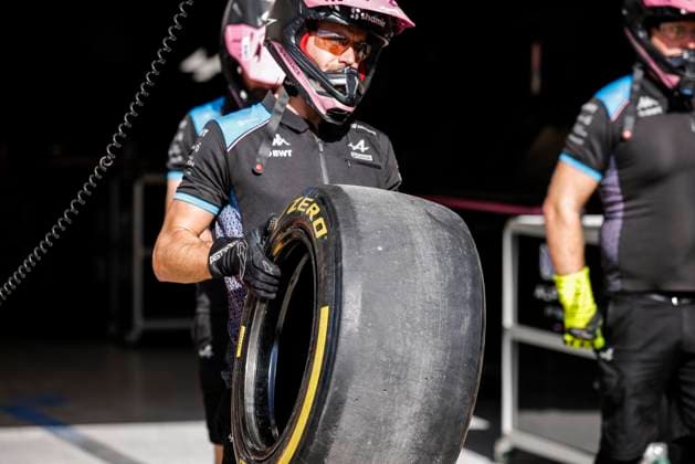 Alpine F1 Team mechanic, mecanicien, mechanics Pirelli tyres, pneus, tyre, pneu, during the 2023 Formula 1 Qatar Grand Prix, 17th round of the 2023 Formula One World Championship, WM, Weltmeisterschaft from October 6 to 8, 2023 on the Lusail International Circuit, in Doha, Qatar - F1 - QATAR GRAND PRIX 2023 DPPI Panoramic  00123038__R5_7049
