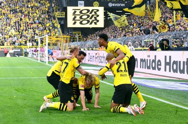 Sport Themen der Woche KW40 Sport Bilder des Tages Fussball, Bundesliga, Deutschland, Herren, Saison 2023 2024, 7. Spieltag, Signal Iduna Park Dortmund: Bor. Dortmund - 1. FC Union Berlin; Jubel Julian Brandt (BVB) nach seinem Tor zum 3:2j. Jubel, Freude, Aktion. DFB DFL REGULATIONS PROHIBIT ANY USE OF PHOTOGRAPHS AS IMAGE SEQUENCES AND OR QUASI-VIDEO *** Football, Bundesliga, Germany, Men, Season 2023 2024, Matchday 7, Signal Iduna Park Dortmund Bor Dortmund 1 FC Union Berlin jubilation Julian Brandt BVB after his goal to 3 2j jubilation, joy, action DFB DFL REGULATES PROHIBIT ANY USE OF PHOTOGRAPHS AS IMAGE SEQUENCES AND OR QUASI VIDEO