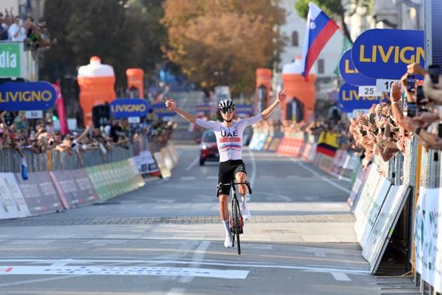 Sport Themen der Woche KW40 Sport Bilder des Tages Radsport, Lombardei-Rundfahrt Foto Gian Mattia D Alberto LaPresse 07 Ottobre 2023 - Bergamo, Italia - ciclismo - Il Lombardia 2023 - Edizione 117 - Da Como a Bergamo 238 Km Nella foto: POGACAR Tadej - UAE TEAM EMIRATES, vincitore Il Lombardia 2023 07 October 2023 - Bergamo, Italy - sport, cycling - Il Lombardia 2023 - Edition 117 - From Como to Bergamo 238 Km In the picture: POGACAR Tadej - UAE TEAM EMIRATES, vincitore Il Lombardia 2023  Copyright: xGianxMattiaxD Alberto LaPressex