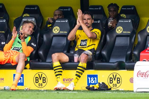 Sport Themen der Woche KW40 Sport Bilder des Tages Fußball: 1. Bundesliga, Saison 2023 2024, 7. Spieltag, Borussia Dortmund - Union Berlin am 07.10.2023 im Signal-Iduna-Park in Dortmund. Dortmunds Mats Hummels sitzt auf der Bank und applaudiert. WICHTIGER HINWEIS: Gemäß den Vorgaben der DFL Deutsche Fußball Liga bzw. des DFB Deutscher Fußball-Bund ist es untersagt, in dem Stadion und oder vom Spiel angefertigte Fotoaufnahmen in Form von Sequenzbildern und oder videoähnlichen Fotostrecken zu verwerten bzw. verwerten zu lassen. *** Soccer 1 Bundesliga, season 2023 2024, 7 match day, Borussia Dortmund Union Berlin on 07 10 2023 at Signal Iduna Park in Dortmund Dortmund Dortmunds Mats Hummels sits on the bench and applauds IMPORTANT NOTE According to the requirements of the DFL German Football League and the DFB German Football Association is prohibited in the stadium and or from the game made photographs in the form of sequence images and or video-like photo series to exploit or exploit to let Copyright: xKirchner DavidxInderliedx