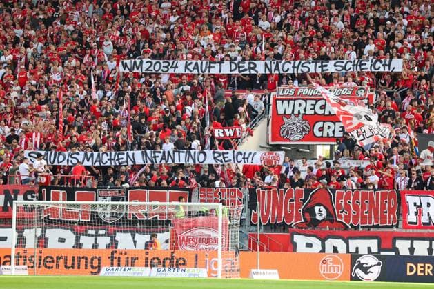 Fußball, Fans kritisieren DFB-Votum zur WM-Vergabe nach Saudi-Arabien, Archivbilder Spruchband gegen WM 2034 Spruchband gegen WM 2034 in Saudi Arabien der RWE Fans: WM 2034 Kauf der nächste Scheich, Saudis machen Infantino reich!. Fußball, 10. Spieltag 3 Liga Saison 2023 2024: Rot-Weiss Essen gegen SC Verl am 07. Oktober 2023 im Stadion an der Hafenstraße in Essen (Nordrhein-Westfalen Deutschland GER). Endstand: 0:5 vor 14.907 Zuschauern.