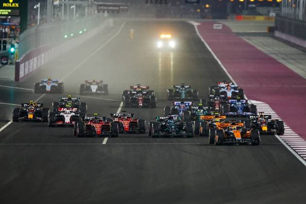 Start of the Sprint race, 81 PIASTRI Oscar (aus), McLaren F1 Team MCL60, action during the 2023 Formula 1 Qatar Grand Prix, 17th round of the 2023 Formula One World Championship, WM, Weltmeisterschaft from October 6 to 8, 2023 on the Lusail International Circuit, in Doha, Qatar - F1 - QATAR GRAND PRIX 2023 DPPI Panoramic  _R3_8138