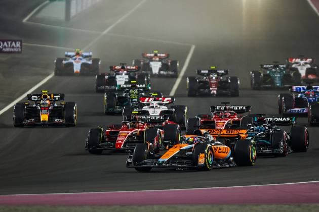 Start of the Sprint race, 81 PIASTRI Oscar (aus), McLaren F1 Team MCL60, action during the 2023 Formula 1 Qatar Grand Prix, 17th round of the 2023 Formula One World Championship, WM, Weltmeisterschaft from October 6 to 8, 2023 on the Lusail International Circuit, in Doha, Qatar - F1 - QATAR GRAND PRIX 2023 DPPI Panoramic  _R3_8137