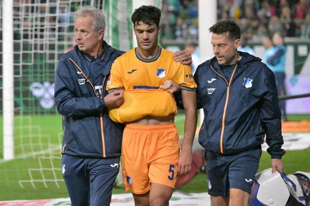 Sport Themen der Woche KW40 Sport Bilder des Tages GER, 1. FBL, SV Werder Bremen vs TSG Hoffenheim 07.10.2023, wohninvest Weserstadion, Bremen, GER, 1. FBL, SV Werder Bremen vs TSG Hoffenheim im Bild picture shows Verletzt Verletzung Schmerzen. Ozan Kabak (TSG 1899 Hoffenheim 05) verlaesst den Platz mit einem verletzten Arm, er traegt den Arm in einer Schling Trikot *** GER, 1 FBL, SV Werder Bremen vs TSG Hoffenheim 07 10 2023, wohninvest Weserstadion, Bremen, GER, 1 FBL, SV Werder Bremen vs TSG Hoffenheim in picture shows Injured Injury Pain Ozan Kabak TSG 1899 Hoffenheim 05 leaves the court with an injured arm, he carries the arm in a sling jersey nordphotoxGmbHx xKokenge nph00001