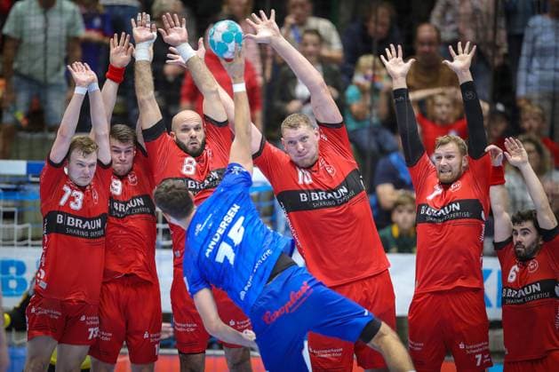 Bilder des Jahres 2023, Sport 10 Oktober Sport Themen der Woche KW40 Sport Bilder des Tages 07.10.2023, Wuppertal, Handball, Uni-Halle, Liqui Moly Bundesliga, 8. Spieltag, Bergischer HC - MT Melsungen: Mads Kjeldgaard Andersen (Bergischer HC) verwandelt den Freiwurf in der 60. Spielminute und wirft durch die Arme von Dainis Kristopans (MT Melsungen) das Tor zum 32:31 Sieg. NRW Deutschland *** 07 10 2023, Wuppertal, Handball, Uni Halle, Liqui Moly Bundesliga, 8 match day, Bergischer HC MT Melsungen Mads Kjeldgaard Andersen Bergischer HC converts the free throw in the 60 minute of play and throws through the arms of Dainis Kristopans MT Melsungen the goal to win 32 31 NRW Germany