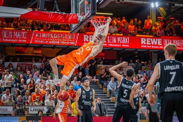 Sport Bilder des Tages 1. Basketball Bundesliga, easyCredit BBL, Saison 2023 2024, Herren, Hauptrunde, 3. Spieltag, 07.10.2023, RASTA Vechta - Tigers Tübingen Johann Grünloh ( 17 - RASTA Vechta) beim Dunk Vechta RASTA Dome Niedersachsen Deutschland