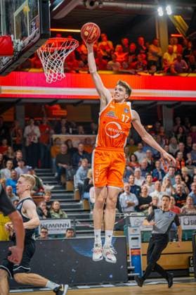 1. Basketball Bundesliga, easyCredit BBL, Saison 2023 2024, Herren, Hauptrunde, 3. Spieltag, 07.10.2023, RASTA Vechta - Tigers Tübingen Johann Grünloh ( 17 - RASTA Vechta) beim Dunk Vechta RASTA Dome Niedersachsen Deutschland